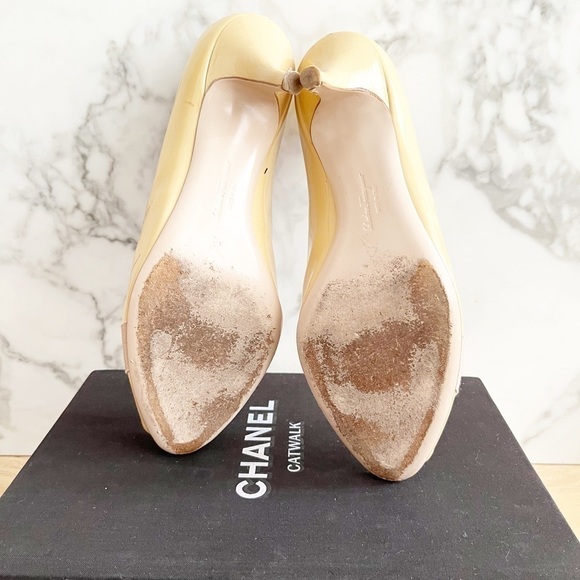 Salvatore Ferragamo Beige Patent Leather Ribes Vara Bow Peep Toe Pumps - Picture 5 of 11